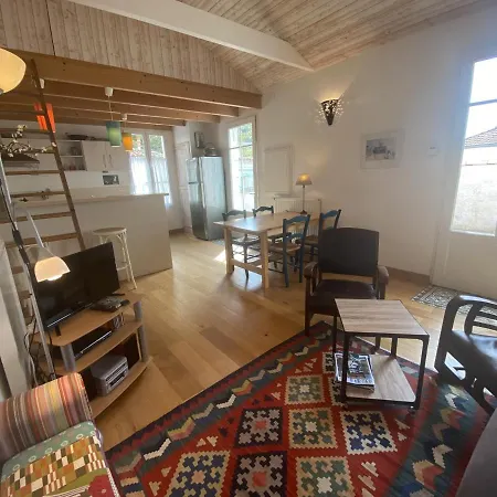 Renovee A Fouras: 2 Ch + Mezzanine, Proche Plage/centre, Jardin Privatif, Equipement Complet - Fr-1-709-64 *