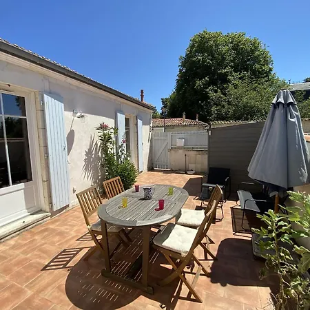 Holiday home Renovee A Fouras: 2 Ch + Mezzanine, Proche Plage/centre, Jardin Privatif, Equipement Complet - Fr-1-709-64 *